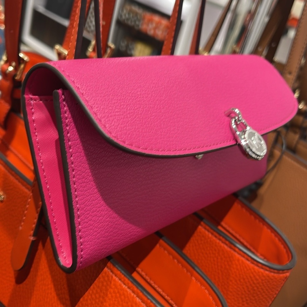 Michael Kors Hamilton Large Leather Flap Continental Wallet
Dragonfruit
NWT - Picture 7 of 16
